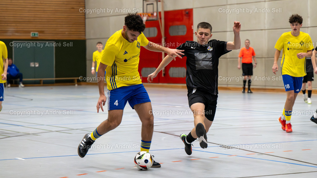 20250118_7022 | 21. A-Jugend-Turnier des VfR Neumünster um den KulturLokschuppen-Pokal 2025, VF 4 - JFV A/O/B/H/H U19 (schwarz) vs. Osterrönfelder TSV (gelb), Jason Marahrens (Ahlerstedt #14) / Garik Gabrielyan (OTSV #4) - Realisiert mit Pictrs.com