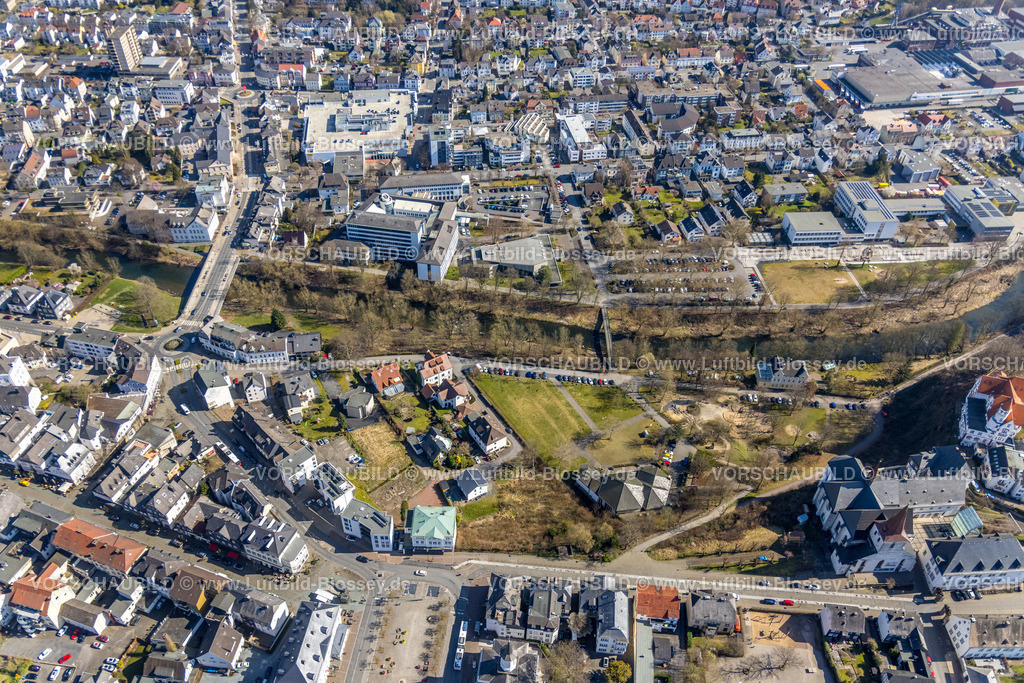 Arnsberg220302063 | Luftbild, Fluss Ruhr und Promenade mit Wasserspielplatz Arnsberg sowie der Ortsansicht Arnsberg, Sauerland, Nordrhein-Westfalen, Deutschland