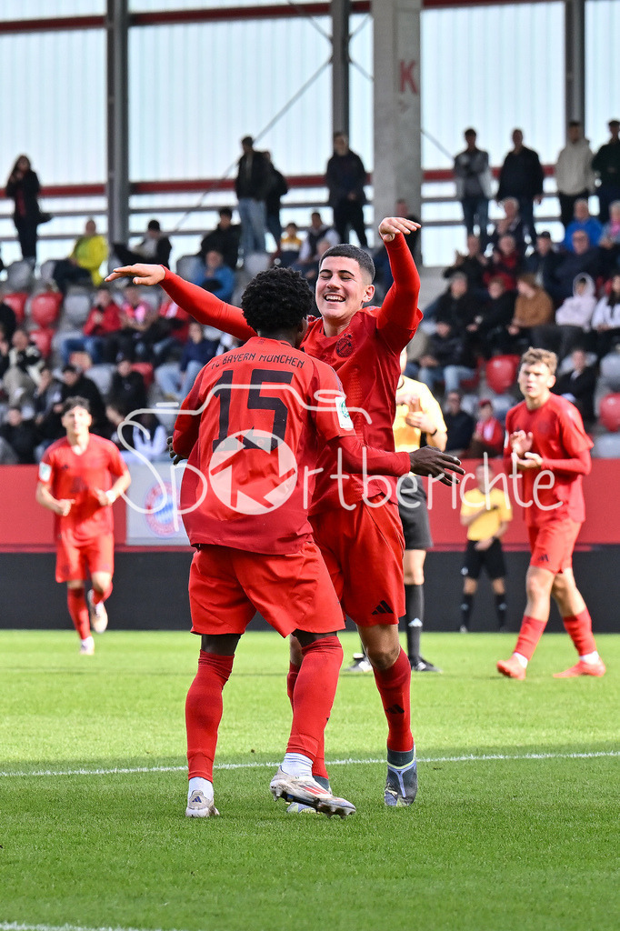 FC Bayern München U19 - SpVgg Unterhaching U19 | Jubel der Bayern nach dem Treffer zum 3-1 durch Felipe CHAVEZ (FC Bayern Muenchen U19 #8) / Freude / Happy / Tor / Torschuetze