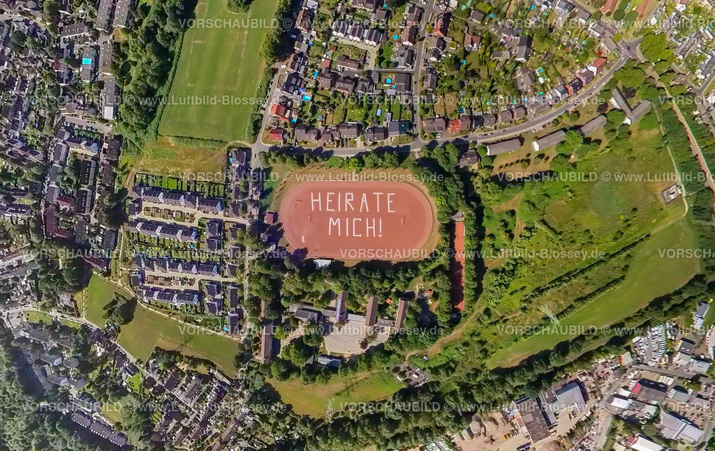 Gelsenkirchen20220806_HeirateMich2-2-119 | Luftbild, HEIRATE MICH Schriftzug im Rosenhügel Stadion, Fisheye Aufnahme, Fischaugen Aufnahme, 360 Grad Aufnahme, Beckhausen, Gelsenkirchen, Ruhrgebiet, Nordrhein-Westfalen, Deutschland