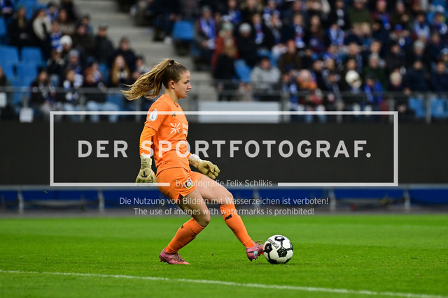 Fußball I Frauen I Saison 2025-2026 I DFB-Pokal I Achtelfinale I Hamburger SV - Bayer 04 Leverkusen I 15612 | Anne Moll (34, Bayer 04 Leverkusen) - Realisiert mit Pictrs.com