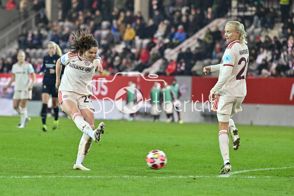 FC Bayern München Frauen - Juventus Turin Frauen | torschuss von Sarah ZADRAZIL (FCB #25) / Womens Champions League: FC Bayern Frauen - Juventus FC, FC Bayern Campus am 12.12.2024