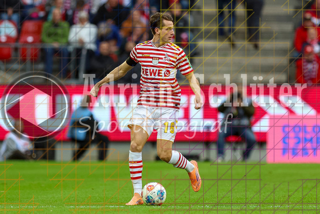 1. FC Köln vs Hamburger SV - 1. Bundesliga  | Köln, Deutschland, 02.11.25:   Jakub Kaminski (1. FC Köln) in Aktion am Ball, Einzelaktion waehrend des Spiels der Bundesliga zwischen  1. FC Köln vs Hamburger SV in der RheinEnergieStadion(Foto von Brauer-Fotoagentur / Adrian Schlueter)