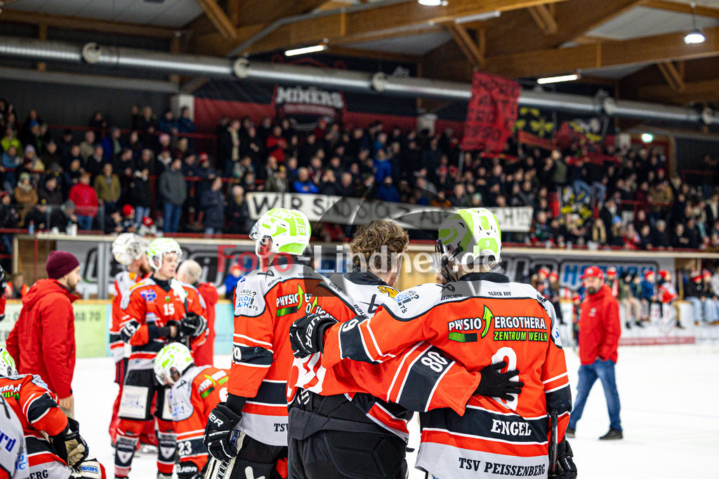 TSV Peißenberg MINERS gegen EHC Königsbrunn PINGUINE | Eishockey Bayernliga Herren Playoffs Viertelfinale 2024/25 - Spiel 6 von 7, TSV Peißenberg MINERS gegen EHC Königsbrunn PINGUINE, 20250221,Fans, Miners Spieler, Wir sind stolz auf euch,2025-02-21 in Peißenberg (Eisstadion Peißenberg)Xaver NAGEL (MINERS 80), Anton ENGEL (MINERS 9)Copyright: WolfgangxLindner foto-lindner.de