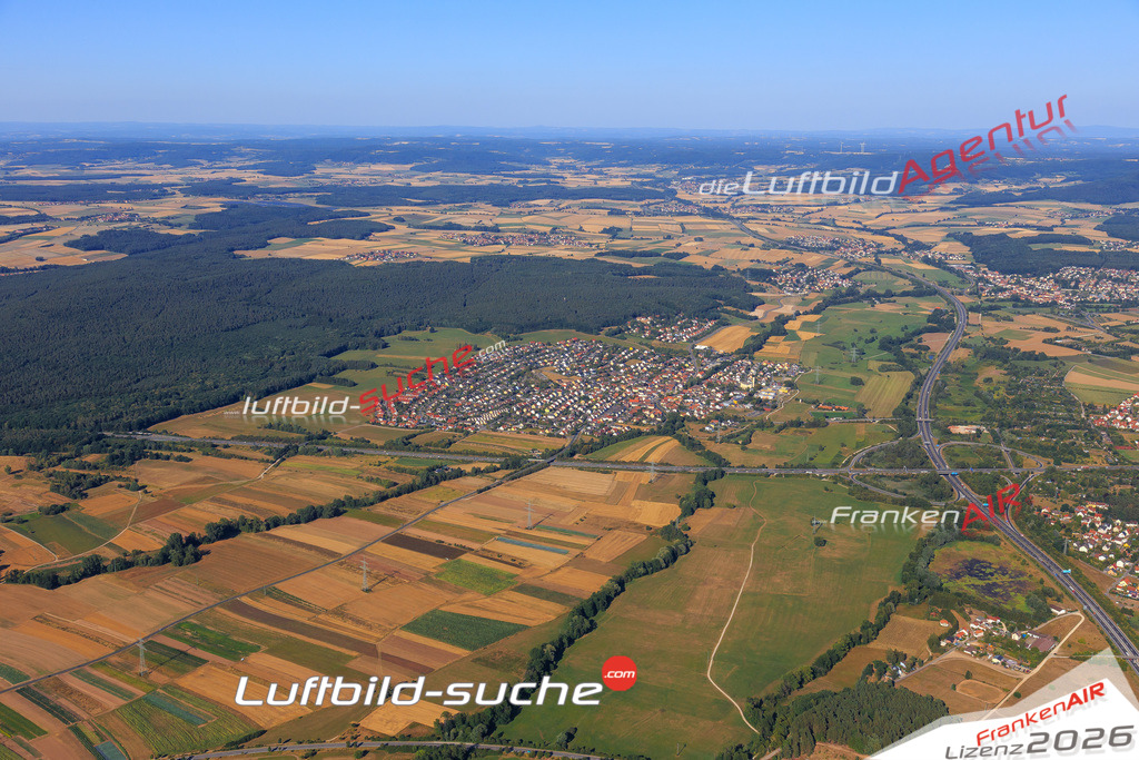 Die Luftaufnahme der Stadt Hallstadt wurde vom UL-Flugzeug heraus erstellt ( keine Drohne )- hohe Auflösung für beste Qualität