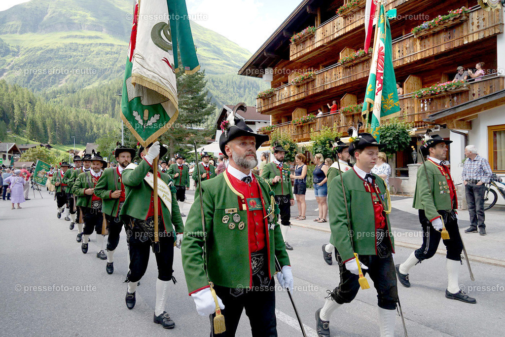 e10-news-2023-Juli23-Regimentsschuetzenfest3-Steeg-UMZUG_DORF-DSC07320 | Info aus dem Bezirk Reutte/Ausserfern Tirol sowie eine umfangreiche Bilddatenbank über die gesamte Region: Lechtal, Talkessel Reutte, Tannheimertal, Zwischentoren. Lech, Plansee, Zugspitze, Grenztunnel, B179, Fernpassstraße, Verkehr, Lawinen, Tradition, - Realisiert mit Pictrs.com