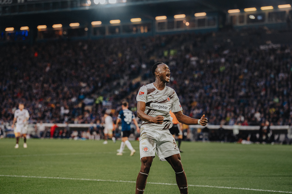 FCS02082 | Der offizielle Shop für FC St. Pauli Fotos. Wähle aus Spielszenen & Fanmomenten dein FCSP Wunschformat. Wir liefern Millerntor-Atmosphäre.