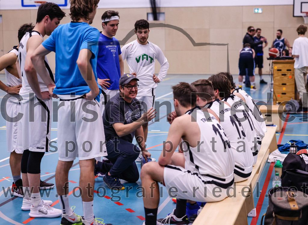 2022-04-03_033_TSV_Vaterstetten_gegen_SV_Weissblau-Allianz_Muenchen | Vaterstetten, Deutschland, 03.04.2022:
Basketball, Bezirksoberliga Herren 2021 / 2022, 14. Spieltag, TSV Vaterstetten gegen SV Weißblau-Allianz München, Endergebnis: 86:54

Trainer Daniel Paz (TSV Vaterstetten), Konstantin Huber (TSV Vaterstetten, #13), Mathias Furtmair (TSV Vaterstetten, #15), Finn Liebig (TSV Vaterstetten, #11), Benicio Trinidad Paz (TSV Vaterstetten, #8), Maximilian Metzger (TSV Vaterstetten, #12)

Foto: Christian Riedel / fotografie-riedel.net