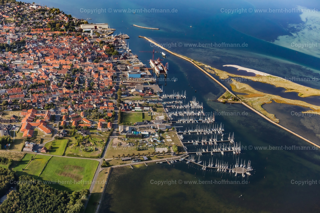PLB_3384_Aeroe_Marstal_90x60 | Luftbild, Flug über den Südosten der dänischen Insel Aeroe. Marstal, mit Altstadt und Hafen. - Realisiert mit Pictrs.com