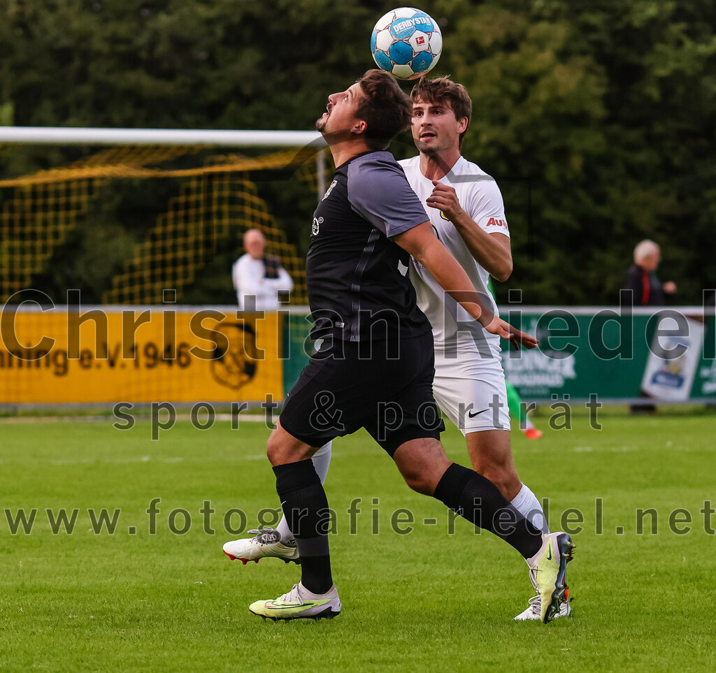 2023-08-08_084_FC_Moosinning_gegen_FC_Langengeisling | Moosinning, Deutschland, 08.08.2023:
Fußball, Bezirksliga Oberbayern Ost 2023 / 2024, 3. Spieltag, FC Moosinning gegen FC Langengeisling, Endergebnis: 0:4

Florian Rupprecht (FC Langengeisling, #39), Christian Reiser (FC Moosinning, #17)

Foto: Christian Riedel / fotografie-riedel.net