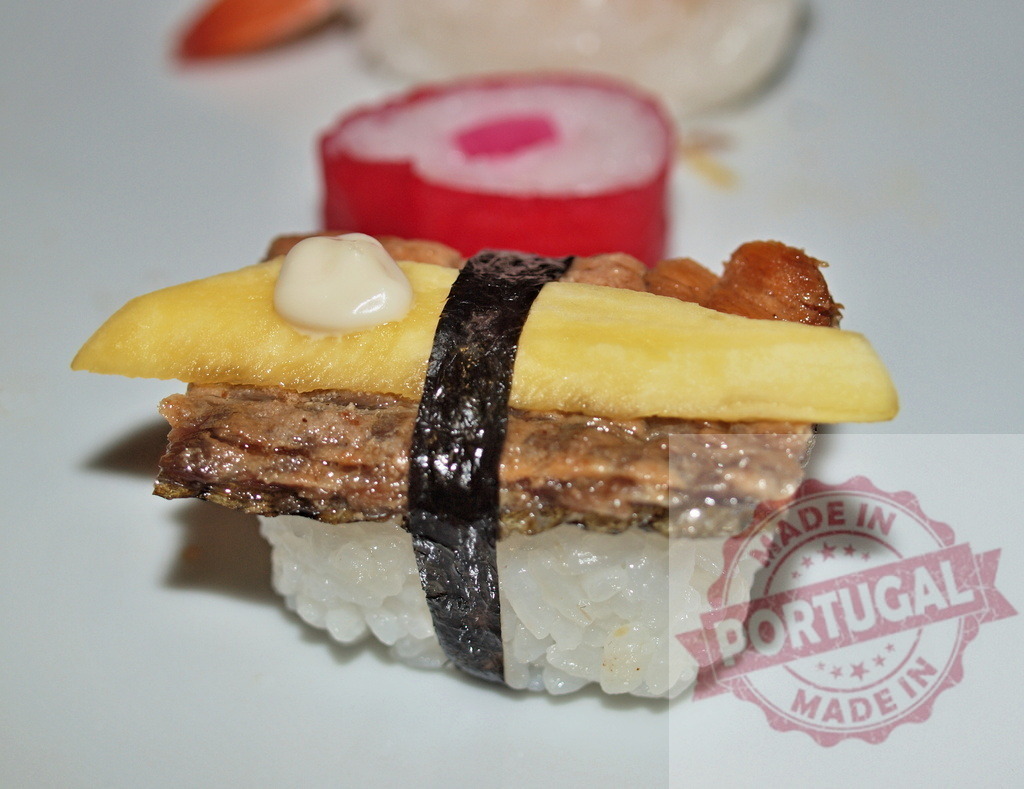 Eel unagi nigiri with tamago and rice | Eel unagi nigiri with tamago, rice, and nori band on a white plate - Realisiert mit Pictrs.com