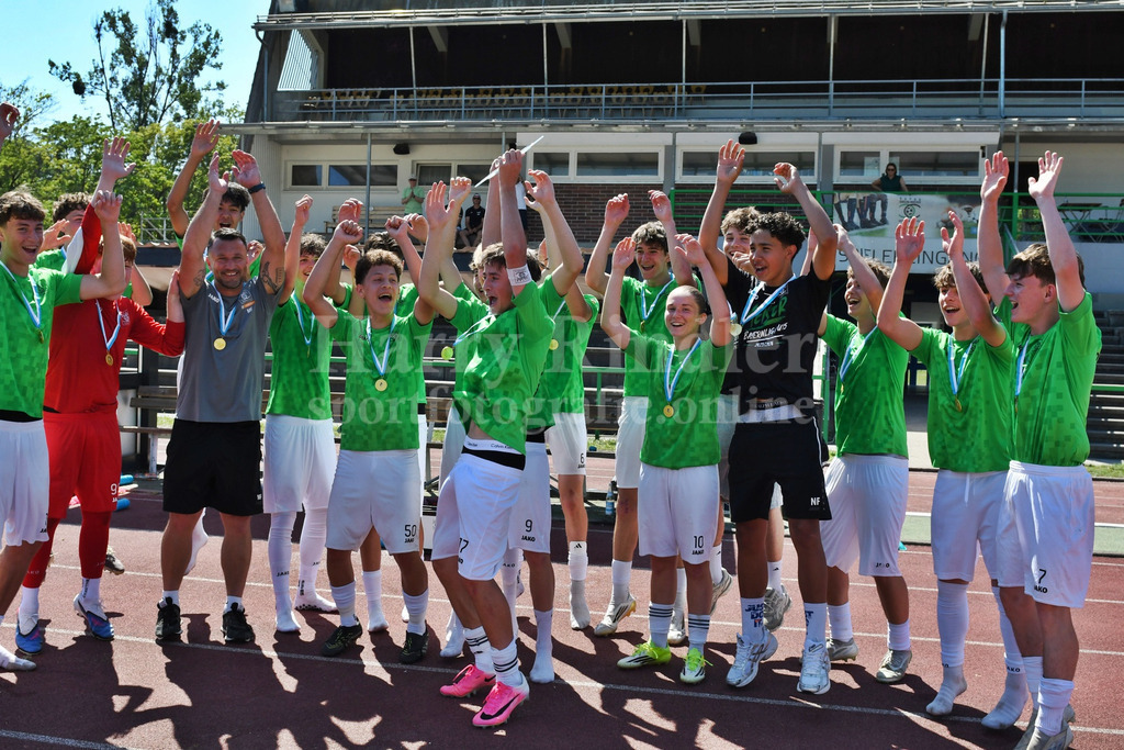 Bayernliga Meister SpVgg GW Deggendorf C-Junioren | Jubelbilder SpVgg GW Deggendorf C-Junioren U15 - Realisiert mit Pictrs.com