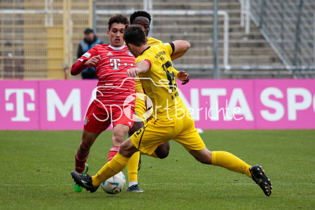 FC Bayern Amateure - FC Wuerzburger Kickers | Younes AITAMER (FCB #17) am Ball im Duell mit Peter KURZWEG (FWK #16)