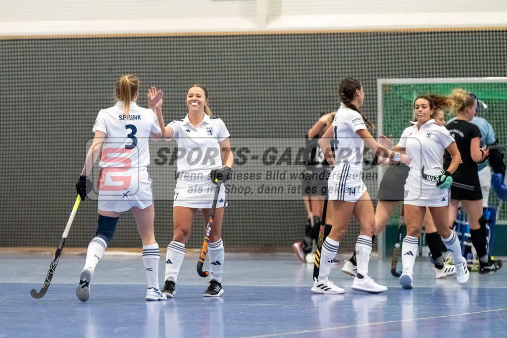 HK_20241201_109471 | 1. Bundesliga Halle Damen Düsseldorfer HC - Schwarz Weiss Köln am 1.12.2024 DHC, Düsseldorf , Annika Sprink ( Düsseldorfer HC #3 ) , Mabel Brands ( Düsseldorfer HC #7 ) , Selin Oruz ( Düsseldorfer HC #14 ) , Tessa Schubert ( Düsseldorfer HC #28 )
