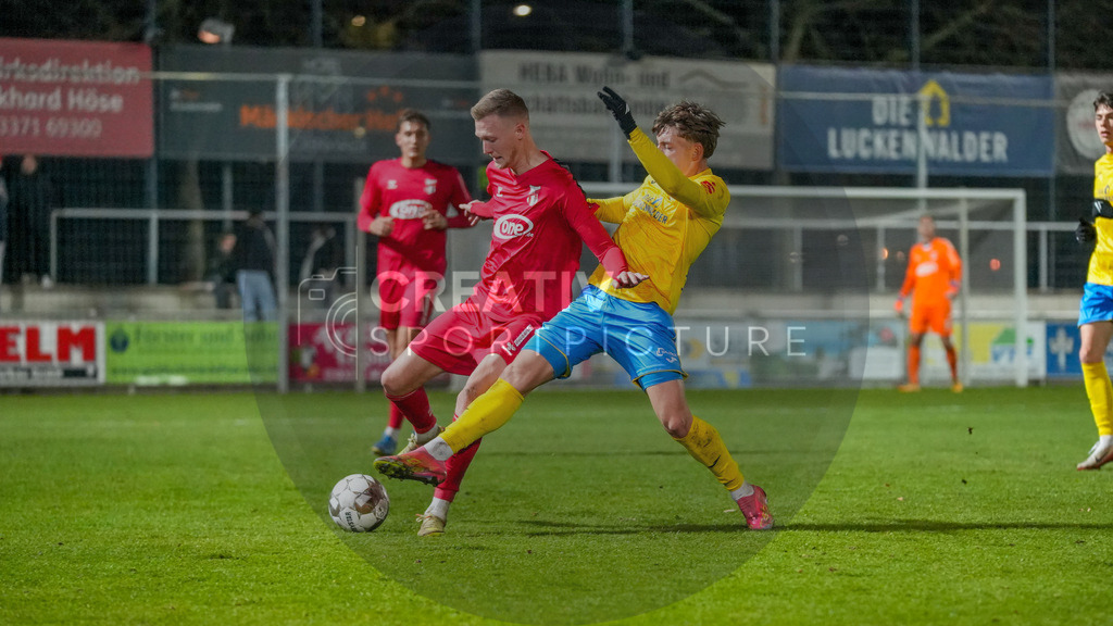Fußball, Herren, Saison 2025/2026, Regionalliga Nordost, 17. Spieltag, FSV 63 Luckenwalde vs. ZFC Meuselwitz, Freitag 28.11.2025, Werner-Seelenbinder-Stadion Luckenwalde, | Fußball, Herren, Saison 2025/2026, Regionalliga Nordost, 17. Spieltag, FSV 63 Luckenwalde vs. ZFC Meuselwitz, Freitag 28.11.2025, Werner-Seelenbinder-Stadion Luckenwalde, Im Bild: Hendrik Wurr (l. Meuselwitz) und Tim Schleinitz (r. Luckenwalde) - Realisiert mit Pictrs.com
