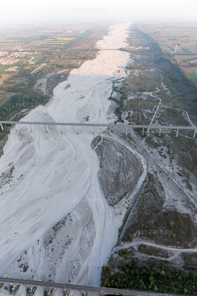 Vue aérienne: Vue de la ville à Montereale Valcellina dans le département Pordenone, Italie. Photo: IMG_098949.jpg prise le 08/04/2017 par Werner Riehm/FLY-FOTO.eu – Résolution de l'original: 3648 x 5472 px