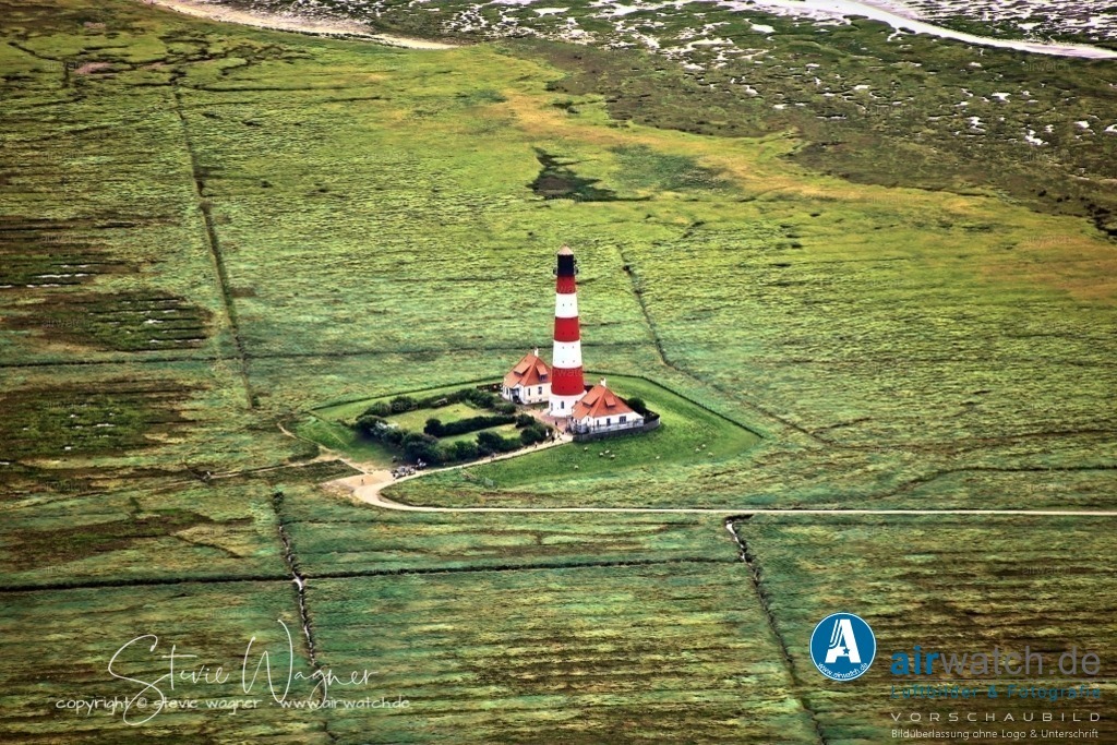 Westerhever Leuchtturm | Die Tragweite des Lichts beträgt rund 21 Seemeilen (etwa 39 Kilometer), und bei klarer Sicht ist es bis zu 55 Kilometern entfernt auszumachen, sogar noch auf Helgoland.