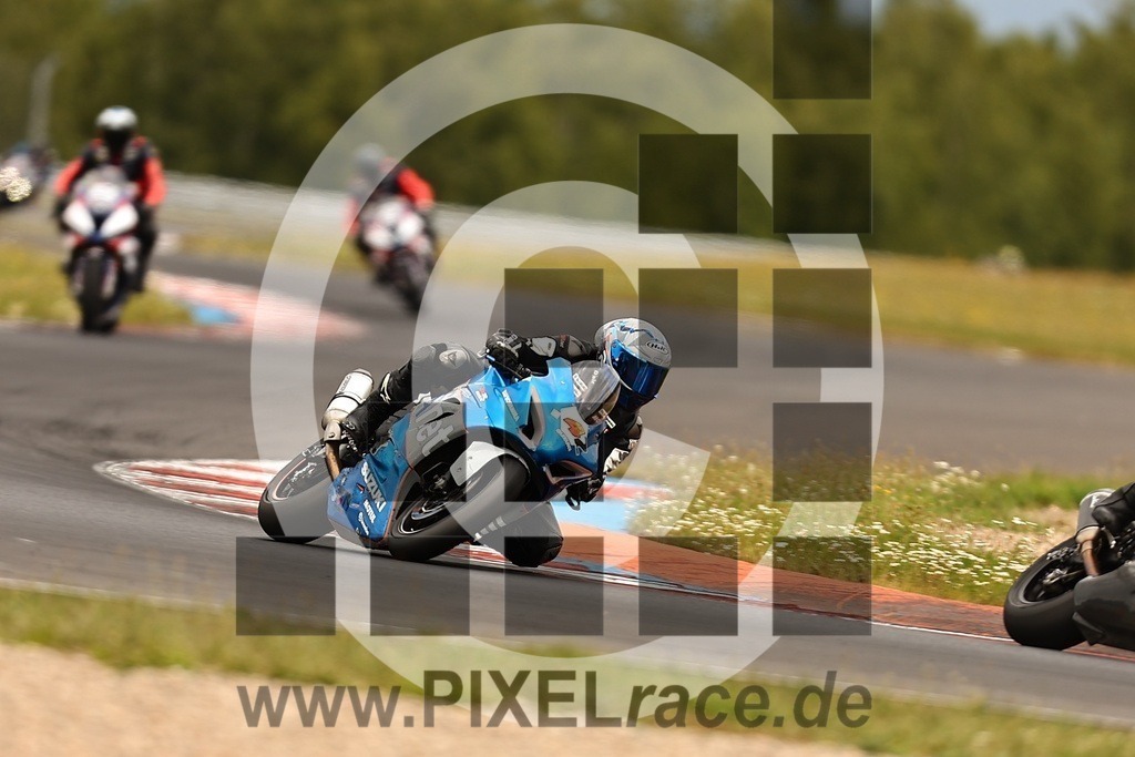 0042-20250822_02676 | Schöne Erinnerungen an spannende Momente - das festzuhalten ist unser Job. PIXELrace.de ist seit 2003 auf den Rennstrecken Europas unterwegs um die Action draußen beim Fahren und die wunderbare Stimmung imm Fahrerlager für euch einzufangen.