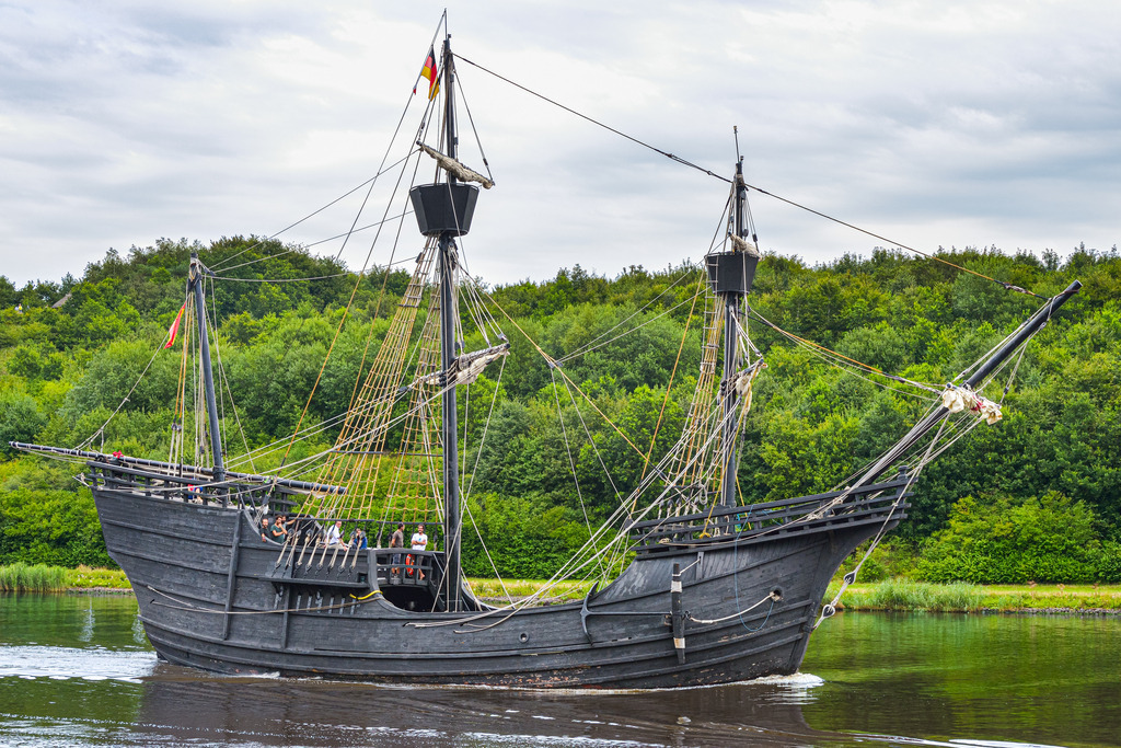 Nao Victoria | Die Nao Victoria ist ein spanisches Schiff, das zwischen 1519 und 1522 als erstes die Welt umrundete. Dieses als 28 Meter lange Karacke gebaute Segelschiff erhielt im Jahr 1992 mit dem abgebildeten Schiff als Réplica de la Nao Victoria einen würdigen Nachbau. - Realisiert mit Pictrs.com