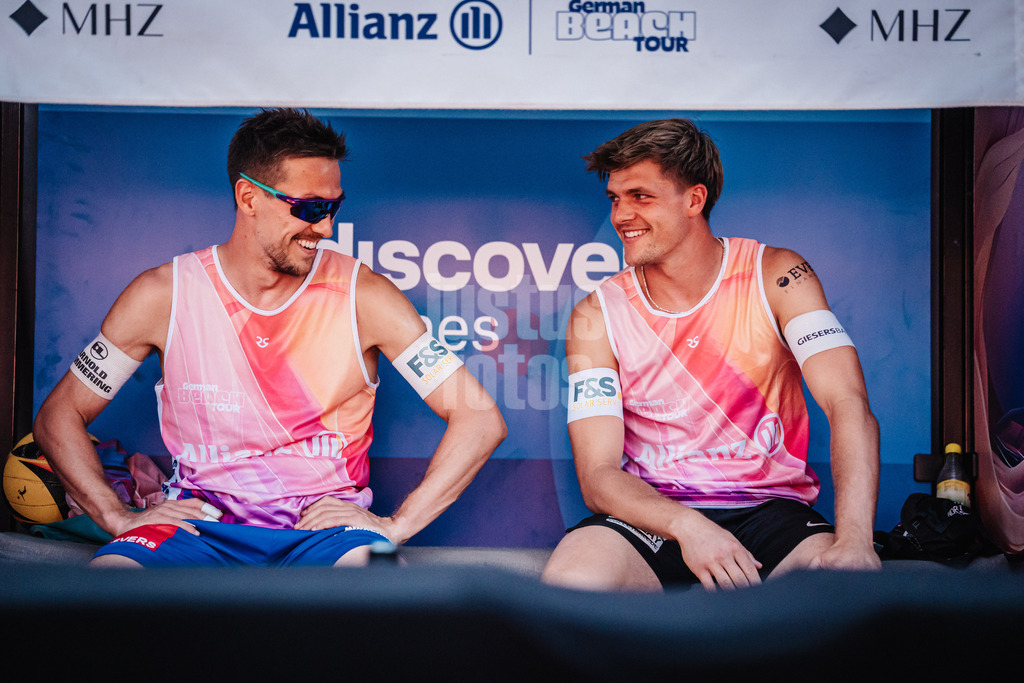 Beachvolleyball | Männer | Allianz German Beach Tour 2025 | Tourstop München | 04.07.2025 | v.l. David Poniewaz und Luis Kubo auf der Spielerbank