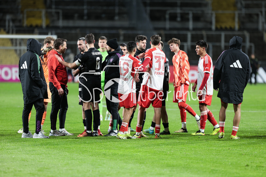 FC Bayern Amateure - TSV Buchbach | nach der Partie gibt es noch diskussionen zwischen Kevin HINGERL (TSV #7) und Javier FERNANDEZ GONZALEZ (FCB #37) / Rudelbildung