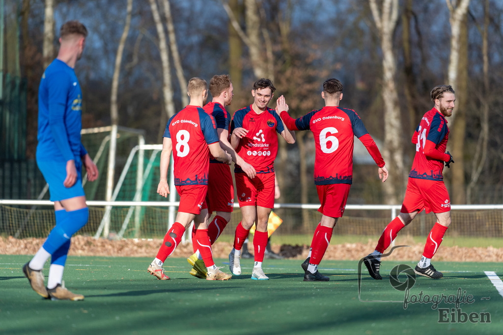 GVO Oldenburg-VFL Germania Leer | Herren Bezirks-Testspiel; GVO Oldenburg (rot)-VFL Germania Leer (blau) am 02.03.2025 in Oldenburger (Sportpark Osternburg); Photo: Philip Eiben 2025 - Realisiert mit Pictrs.com
