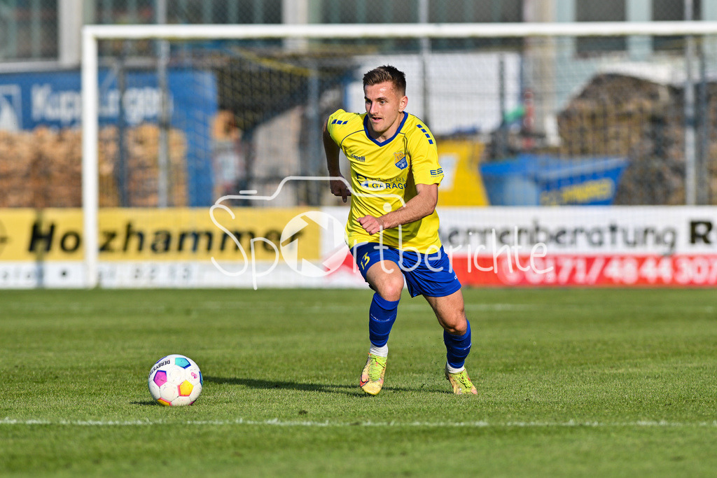 FC Pipinsried - TSV Grünwald | am Ball Alexander LUNGWITZ (FC Pipinsried 13) / Einzelfoto / Freisteller / Bayernliga Sued: FC Pipinsried - TSV Gruenwald, Kuechenstadel Arena am 11.04.2025