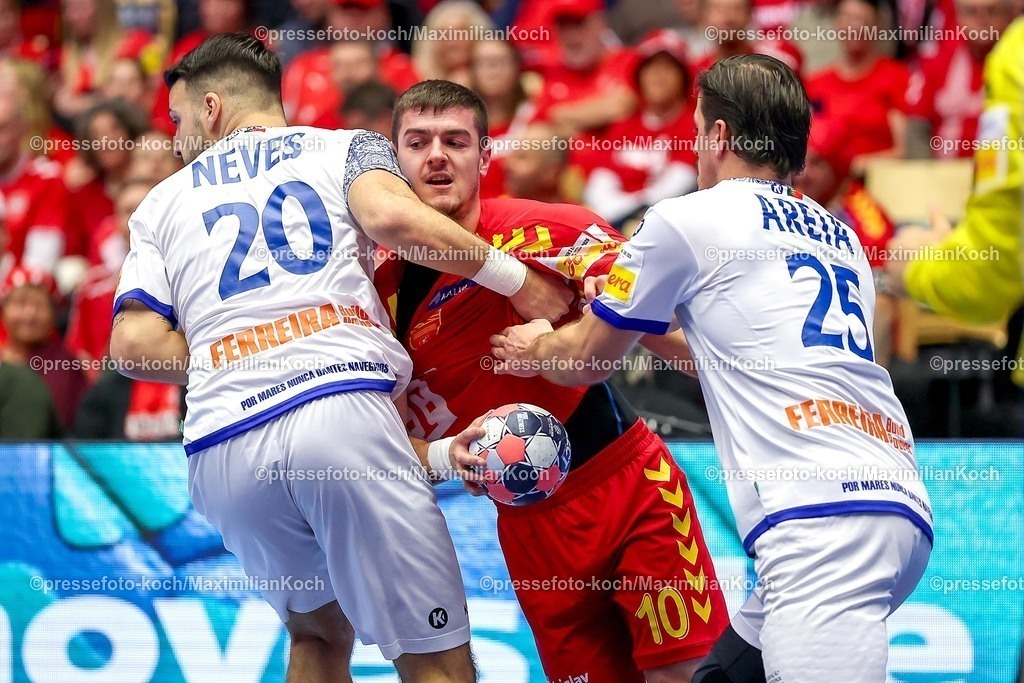 EHF18012601015 | 18.01.2026, Handball, Men's EHF EURO 2026, Portugal - Nordmazedonien, Jyske Bank Boxen in Herning, Dänemark, Preliminary Round:  Marko Mitev (North Macedonia #10) im Zweikampf gegen   Miguel Jose Soares Neves (Portugal #20)  Antonio Antunes Baeta Rodrigues Areia (Portugal #25) 
