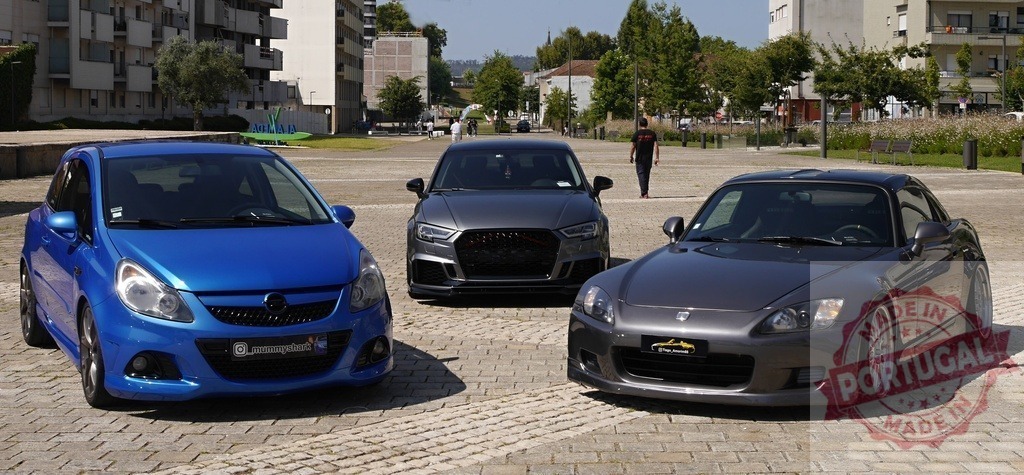 Tuned cars gathering in parking lot | Three modified cars parked on pavement during a car meet in a city setting - Realisiert mit Pictrs.com