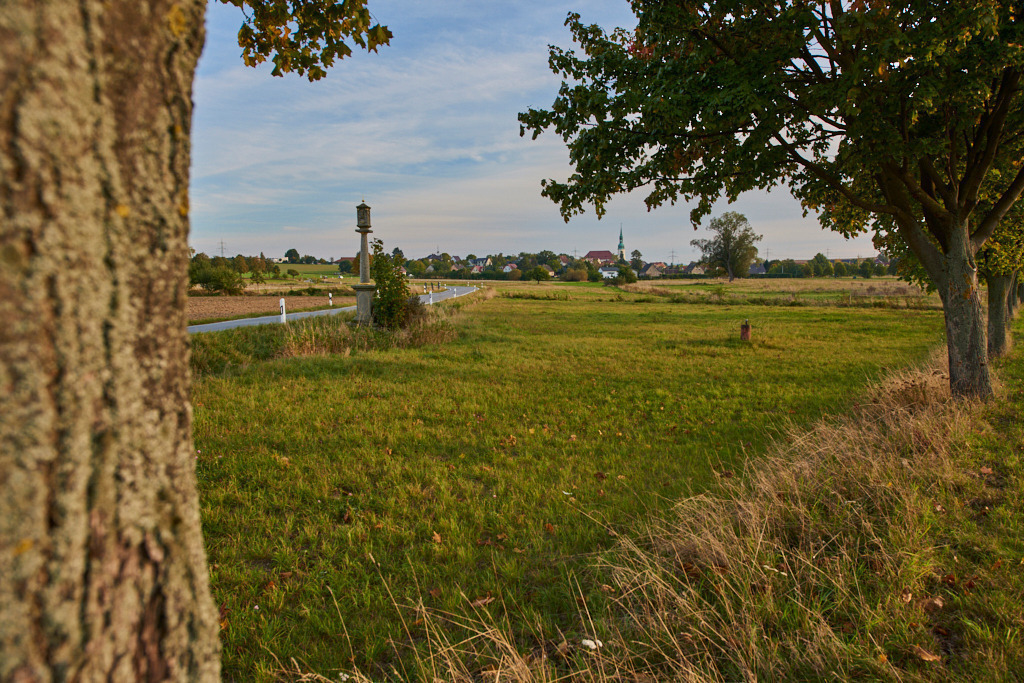 Blick nach Horka mit Wehrkirche und Bildstock 02 | Bedeutsame Landschaften Deutschlands - Realisiert mit Pictrs.com