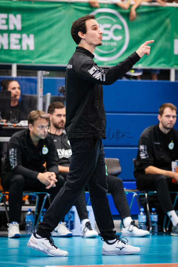 Volleyball, 1. Bundesliga Frauen, Hauptrunde, 1. Spieltag, Saison 2025/2026: USC Münster - SSC Palmberg Schwerin | 1. Bundesliga Frauen, Hauptrunde, 1. Spieltag, Saison 2025/2026, USC Münster empfängt SSC Palmberg Schwerin in der Sporthalle Berg Fidel in Münster. Foto: sportfotografie.ms | Markus Paletta - Realisiert mit Pictrs.com