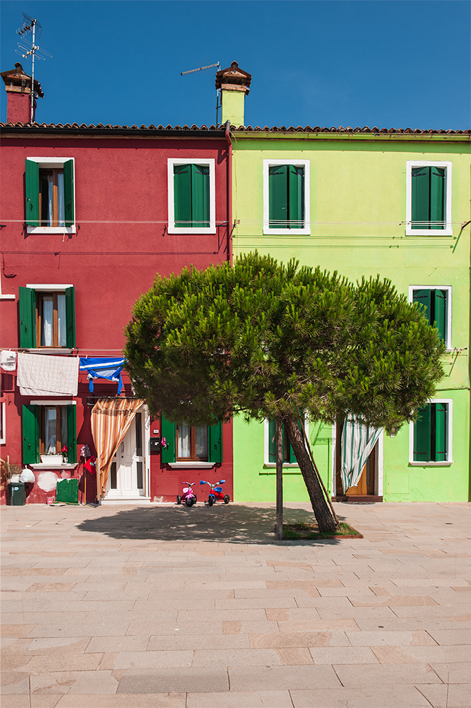 Burano rot/gruen | Rot Grün in Burano - Realisiert mit Pictrs.com