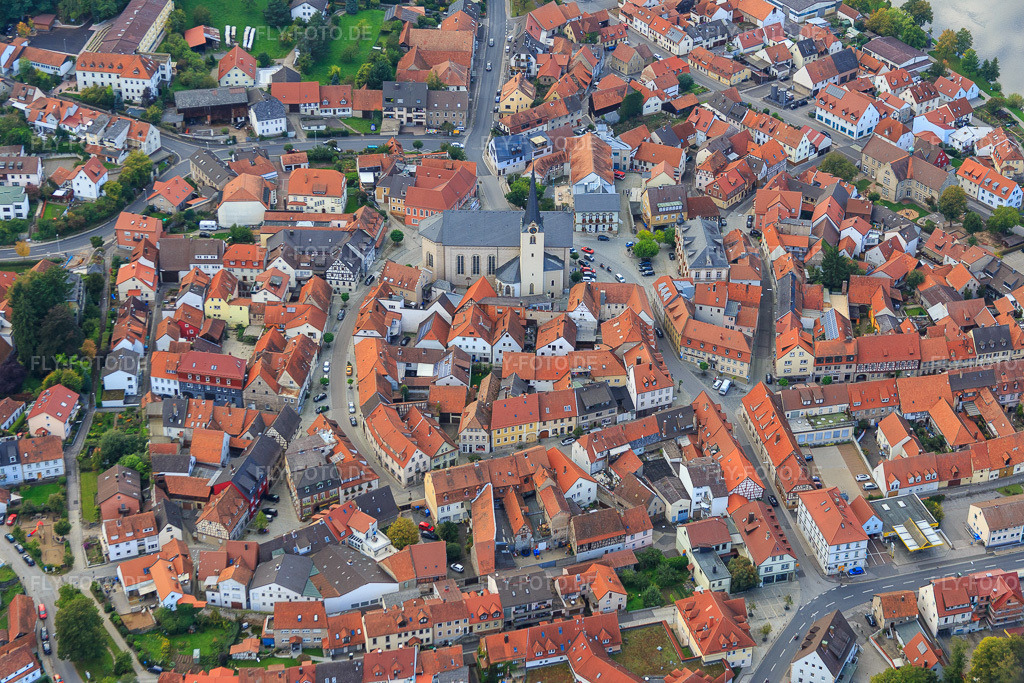Luftbild: Kirche St. Michael und Johannes der Täufer am Marktplatz in Eltmann im Bundesland Bayern in Deutschland. – Foto: IMG_073818.jpg vom 27.09.2014 durch Werner Riehm/FLY-FOTO.de – Auflösung des Originals: 5472 x 3648 px – Menüpunkt öffnen/schließen