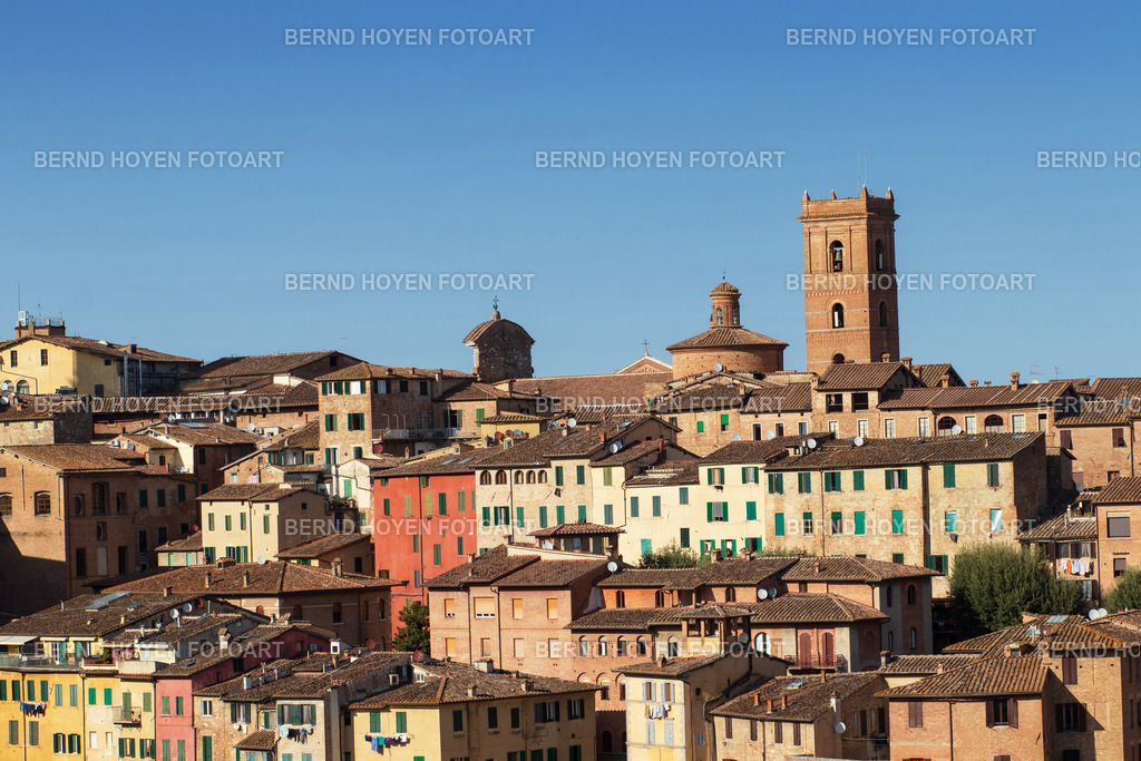 siena view | Foto eines Wohnviertels in Siena (Toskana), Italien.
Von einem kleinen Park oberhalb der Stadt hat man einen tollen Blick auf die Altstadt von Siena. | Photo of a residential area in Siena (Tuscany), Italy.
From a small park above the city you have a great view of the old town of Siena. - Realisiert mit Pictrs.com