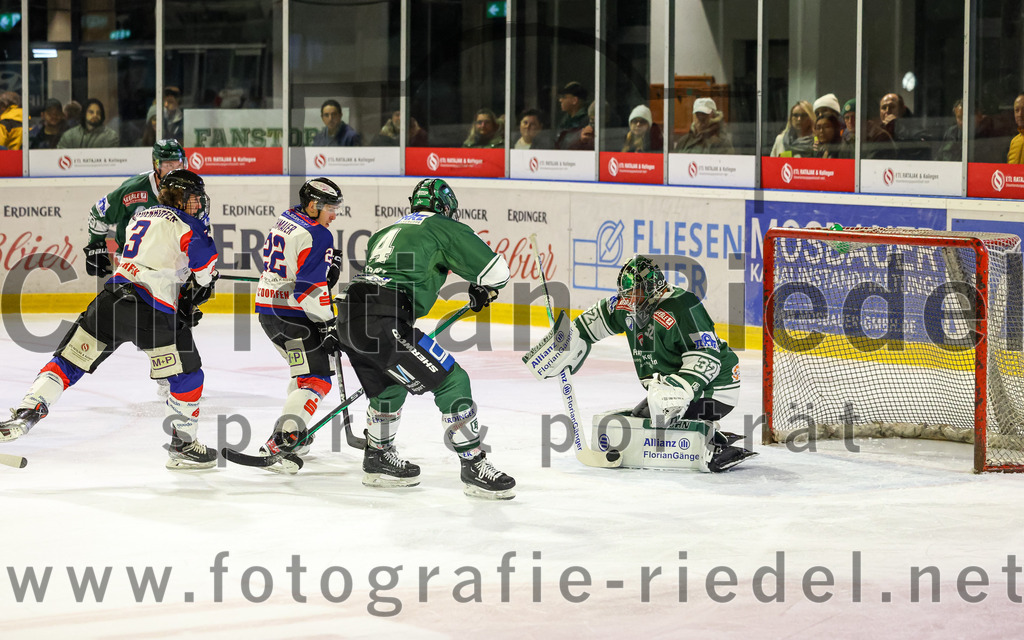 2023-11-03_069_TSV_Erding_gegen_ESC_Dorfen | Erding, Deutschland, 03.11.2023:
Eishockey, Bayernliga Vorrunde 2023 / 2024, 6. Spieltag, TSV Erding gegen ESC Dorfen, Endergebnis: 11:3

Felix Wiedenhofen (ESC Dorfen, #3), Felix Lohmaier (ESC Dorfen, #22), Simon Franz (Erding Gladiators, #4), Torwart Dimitri Pätzold (Erding Gladiators, #32)

Foto: Christian Riedel / fotografie-riedel.net