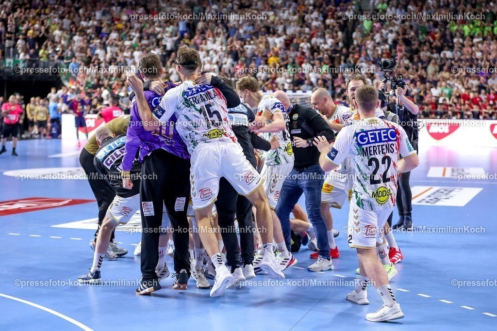 KoeEHF14062502094 | 14.06.2025, Handball, Halbfinale TruckScout24 EHF FINAL4, LANXESS arena Köln, FC Barcelona - SC Magdeburg: Abschlussjubel der Magdeburger nach dem SIeg und dem Einzug ins Finale