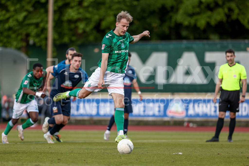 Fussball, Regionalliga Nord, SV Werder Bremen II - SSV Jeddeloh | Jannic Ehlers (SV Werder Bremen II, 9) beim Elfmeter, Strafstoß, Spielszene, Action, Aktion
