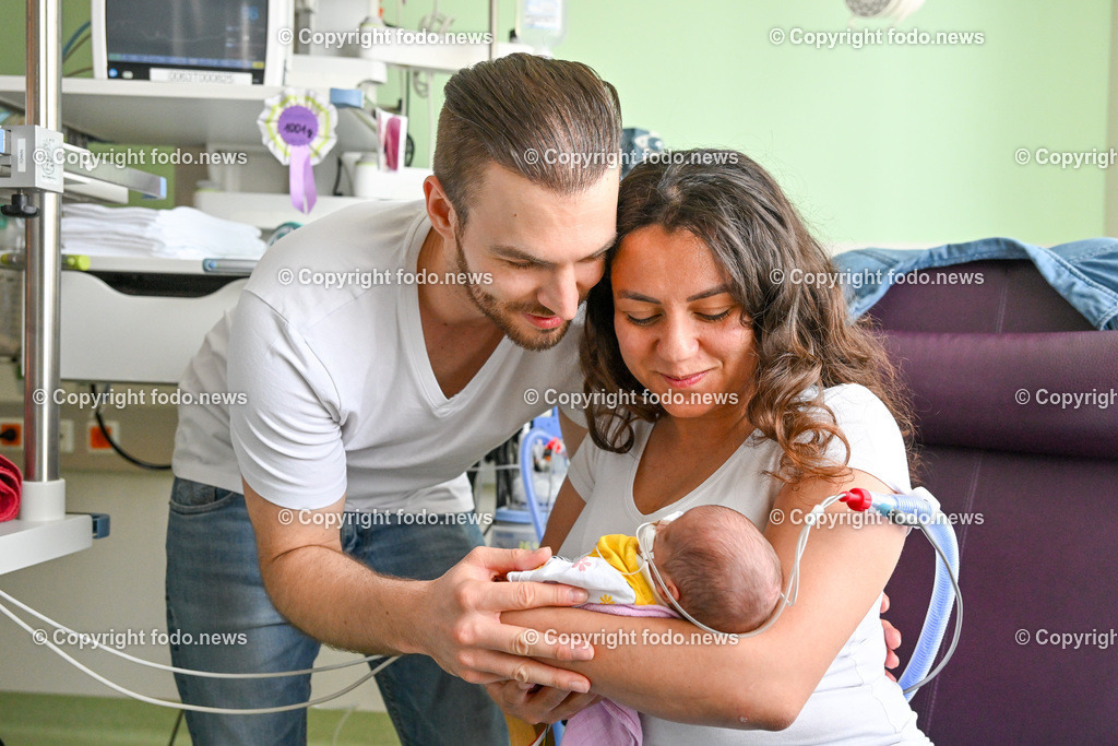 Med Campus IV_ Landesfrauen- und Kinderklinik_ Neugeborenenstation_ 06.07.2023-20 | 06.07.2023, Linz, AUT, Kepler Universitaetsklinikum Linz, Med Campus IV, Landesfrauen- und Kinderklinik, Neugeborenenstation, im Bild Esmeralda Kaiser (27) und Benjamin Kaiser (30) und Toechterchen Sofia Yui aus Linz 