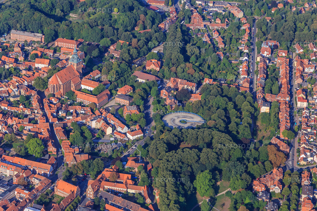 Luftbild: St.-Michaelis-Kirche, Auf dem Meere und Scunthorpepark mit Parkhaus am Rathaus Lüneburg in Lüneburg im Bundesland Niedersachsen in Deutschland.Foto: IMG_110404.jpg vom 18.08.2018 durch Werner Riehm/FLY-FOTO.deAktuell - St. Michaelis LüneburgLüneparken