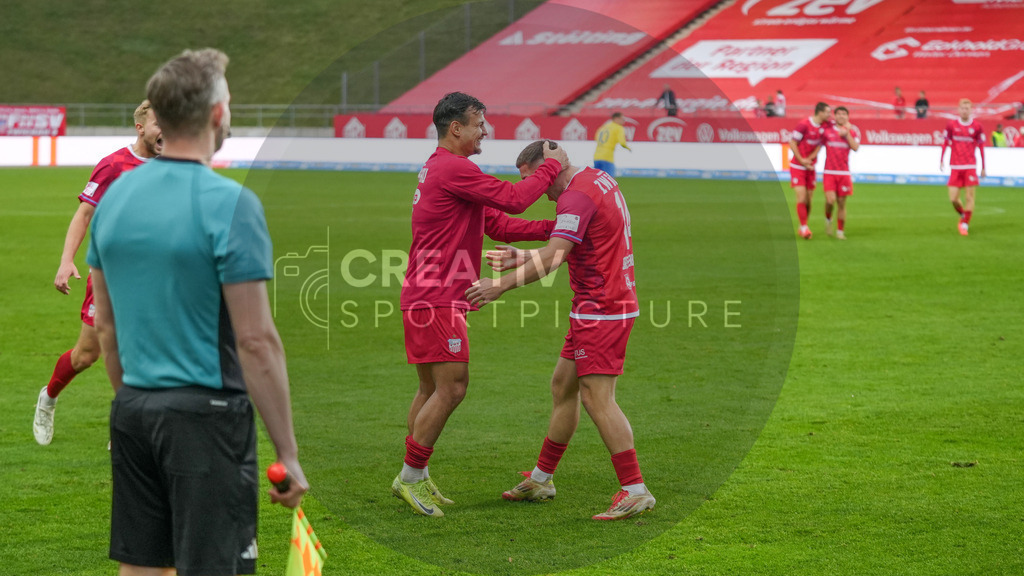 Fußball, Herren, Saison 2025/2026, Regionalliga Nordost, 14. Spieltag, FSV Zwickau vs. FSV 63 Luckenwalde, Samstag 01.11.2025, GGZ-Arena Zwickau | Fußball, Herren, Saison 2025/2026, Regionalliga Nordost, 14. Spieltag, FSV Zwickau vs. FSV 63 Luckenwalde, Samstag 01.11.2025, GGZ-Arena Zwickau, Im Bild: Andrej Startsev (l.) jueblt mit Torschütze Nick Breitenbücher (r.) über den Treffer zum 3:0. - Realisiert mit Pictrs.com