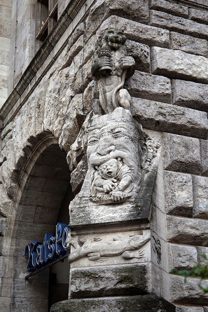 Der Steuermoloch verschlingt den Bürger | Entdecke über 20 Kategorien Leipzig-Motive: Foto-Downloads, hochwertige Poster, Leinwand- & Fine-Art-Prints. Jetzt Lieblingsfoto im Bildlexikon Leipzig Shop bestellen!