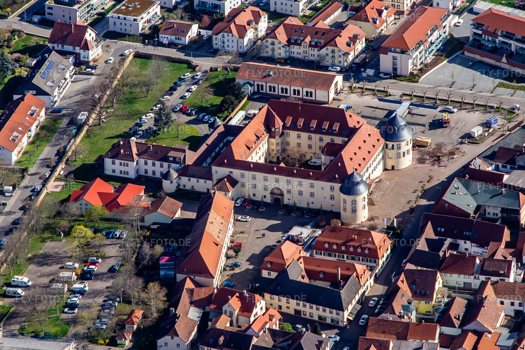 Luftbild: Schloss Bad Bergzabern in Bad Bergzabern im Bundesland Rheinland-Pfalz in Deutschland. Foto: IMG_136113.jpg vom 28.03.2023 durch Werner Riehm/FLY-FOTO.deSchlosshotel Bergzaberner Hof in der schönen Südpfalz Ihrem Wohlfühl-Hotel mit regional-mediterraner Küche