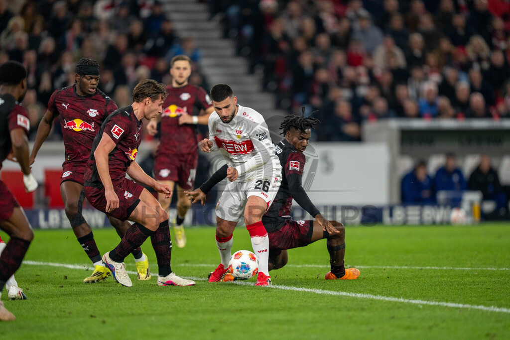 VfB Stuttgart vs. RB Leipzig, Fussball, 1. Bundesliga, 26. Spieltag, 15.03.2026 | Castello Lukeba (RB Leipzig, #23) und Ezechiel Banzuzi (RB Leipzig, #06) gegen Deniz Undav (VfB Stuttgart, #26),VfB Stuttgart vs. RB Leipzig, Fussball, 1. Bundesliga, 26. Spieltag, 15.03.2026Foto: photosbyphips/Philip Ziegler