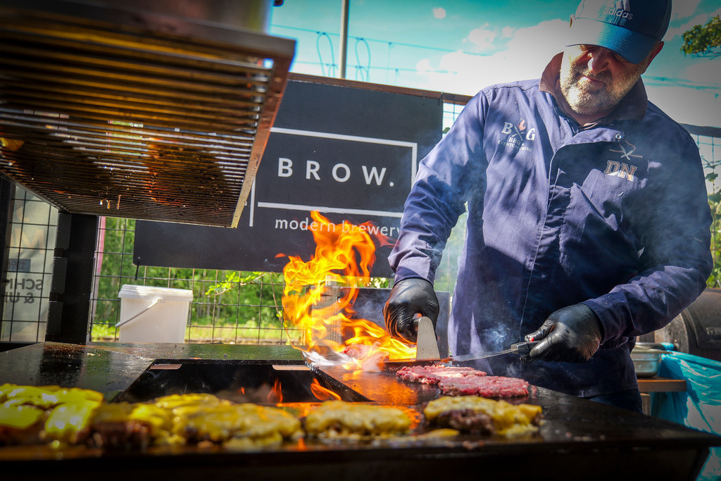 Brow | Leonberg - BBQ all you can eat bei Brow mit Daniel Nonnenmann und seinem Team. Daniel Nonnenmann ist nicht nur dipl. Fleischsommelier, sondern auch BBQ-Europameister in der Kategorie Ribs und auch Deutscher BBQ-Meister. - Realisiert mit Pictrs.com