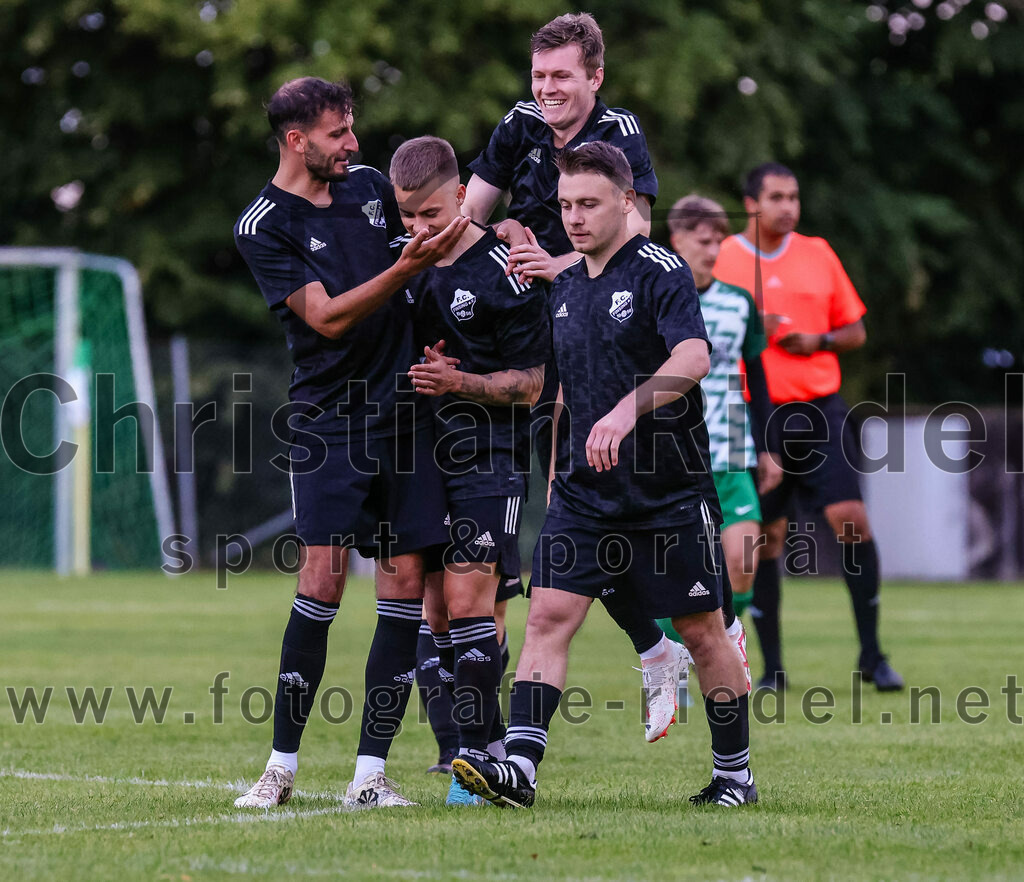 2023-07-25_009_SpVgg_Neuching_gegen_FC_Finsing | Neuching, Deutschland, 25.07.2023:
Fußball, A-Klasse 2023 / 2024, Toto Pokal, SpVgg Neuching gegen FC Finsing, Endergebnis: 2:4

Jubel nach dem 1:3 durch Philipp Tholl (FC Finsing, #4)
Dominik Keuter (FC Finsing, #18), Philipp Tholl (FC Finsing, #4), Fabian Kövener (FC Finsing, #12), Patrick Forchhammer (FC Finsing, #13)

Foto: Christian Riedel / fotografie-riedel.net