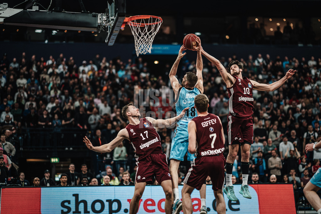 Basketball | Männer | Saison 2023/2024 | easyCredit Basketball Bundesliga | Veolia Towers Hamburg vs. FC Bayern München | 26.03.2024 | Jonas 'WoBo' Wohlfarth-Bottermann (#18, Hamburg Towers) wird verteidigt von Leondro Bolmaro (#10, FC Bayern Basketball)