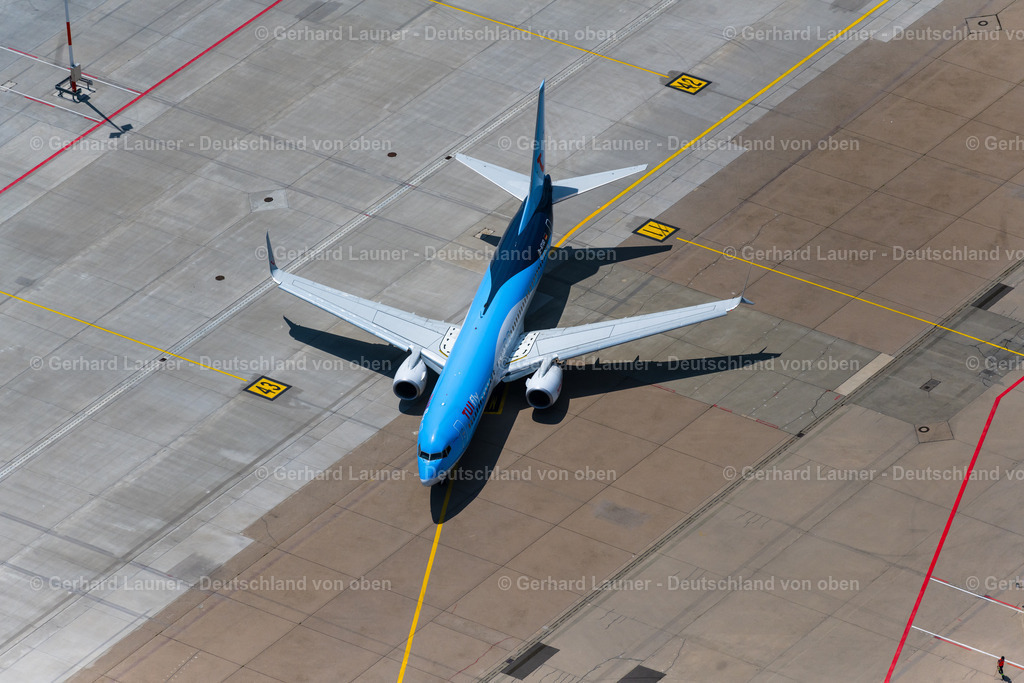 4046394 | LEINFELDEN-ECHTERDINGEN 19.07.2021 Passagierflugzeug TUI D-ATUO beim Rollen auf dem Rollfeld und Vorfeld des Flughafen in Stuttgart im Bundesland Baden-Württemberg, Deutschland. // Airliner- Passenger aircraft TUI D-ATUO rolling on the apron of the airport in Stuttgart in the state Baden-Wuerttemberg, Germany. Foto: Gerhard Launer