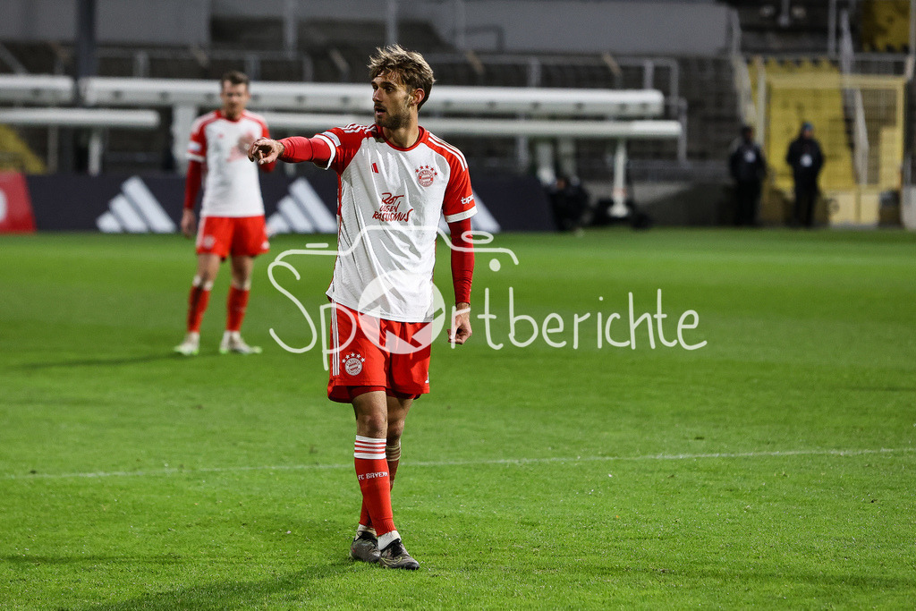 FC Bayern Amateure - FC Wuerzburger Kickers | Luca DENK (FCB #16) dirigiert auf dem Platz / Freisteller / Einzelfoto