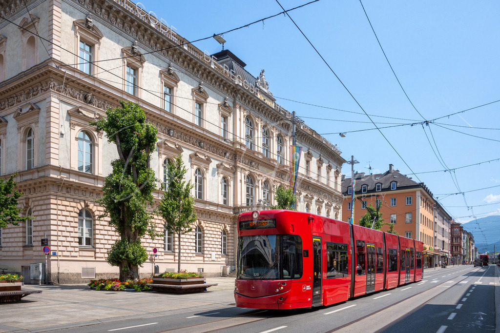 Landesmuseum | Straßenbahn in der Museumstraße