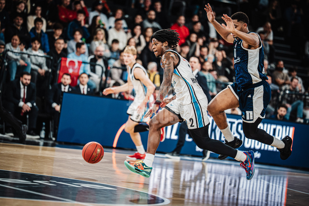 Basketball | Männer | Saison 2025/2026 | BKT EuroCup | Veolia Towers Hamburg vs. Bahcesehir College Istanbul | 14.10.2025 | v.l. Leonard Thorpe Jr. (#2, Veolia Towers Hamburg) gegen Matthew Mitchell (#11, Bahcesehir College Istanbul)